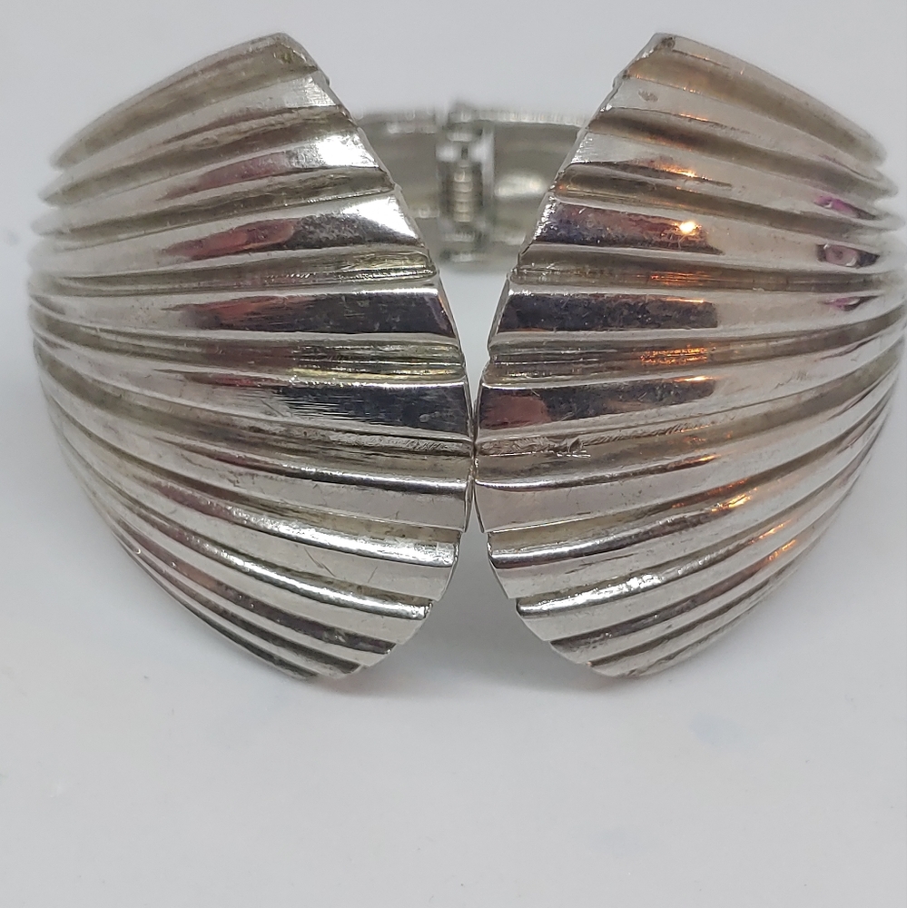 Retro Style Clam Shell Silver Spring Clasp Bracelet Cuff